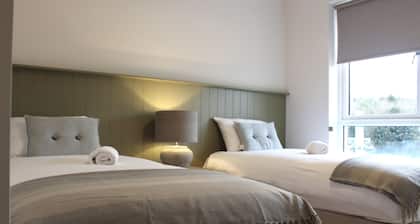 Bunratty Town House No 1 - sleeps 8 guests in 4 bedrooms