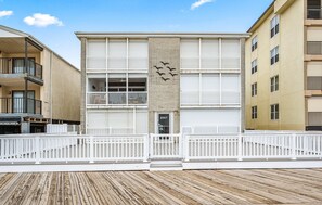 Exterior - 2007 Boardwalk #4 - 3 bedroom on boardwalk, direct oceanfront, close to shopping and restaurants , and the VIEWS!! (Ocean City)