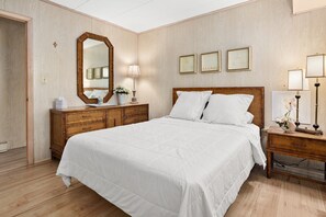 3 bedrooms, iron/ironing board, WiFi - 2007 Boardwalk #4 - 3 bedroom on boardwalk, direct oceanfront, close to shopping and restaurants , and the VIEWS!! (Ocean City)