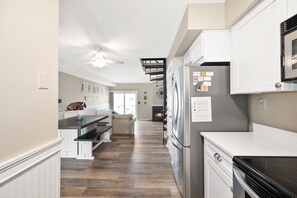 Kylskåp, mikrovågsugn, spishäll och diskmaskin