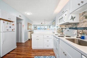 Geladeira, micro-ondas, cooktop, lava-louças