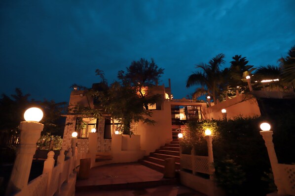 Fachada del alojamiento - Noche