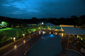 Una piscina al aire libre