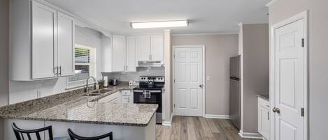 Refrigerador, microondas, horno y parrilla de estufa