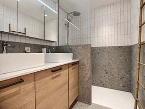 Shower, hair dryer, towels - (052) Au coeur de la vie juanaise (Antibes)