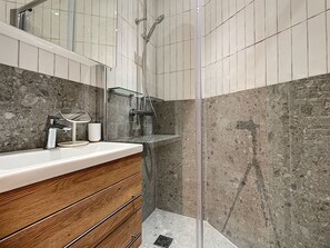 Dusche, Haartrockner, Handtücher