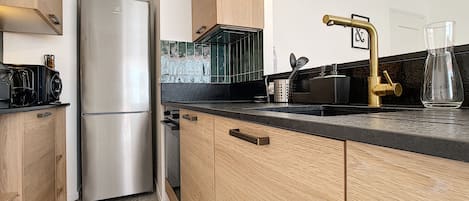 Frigorifero, microonde, forno, piano cottura