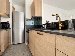 Fridge, microwave, oven, stovetop - (052) Au coeur de la vie juanaise (Antibes)