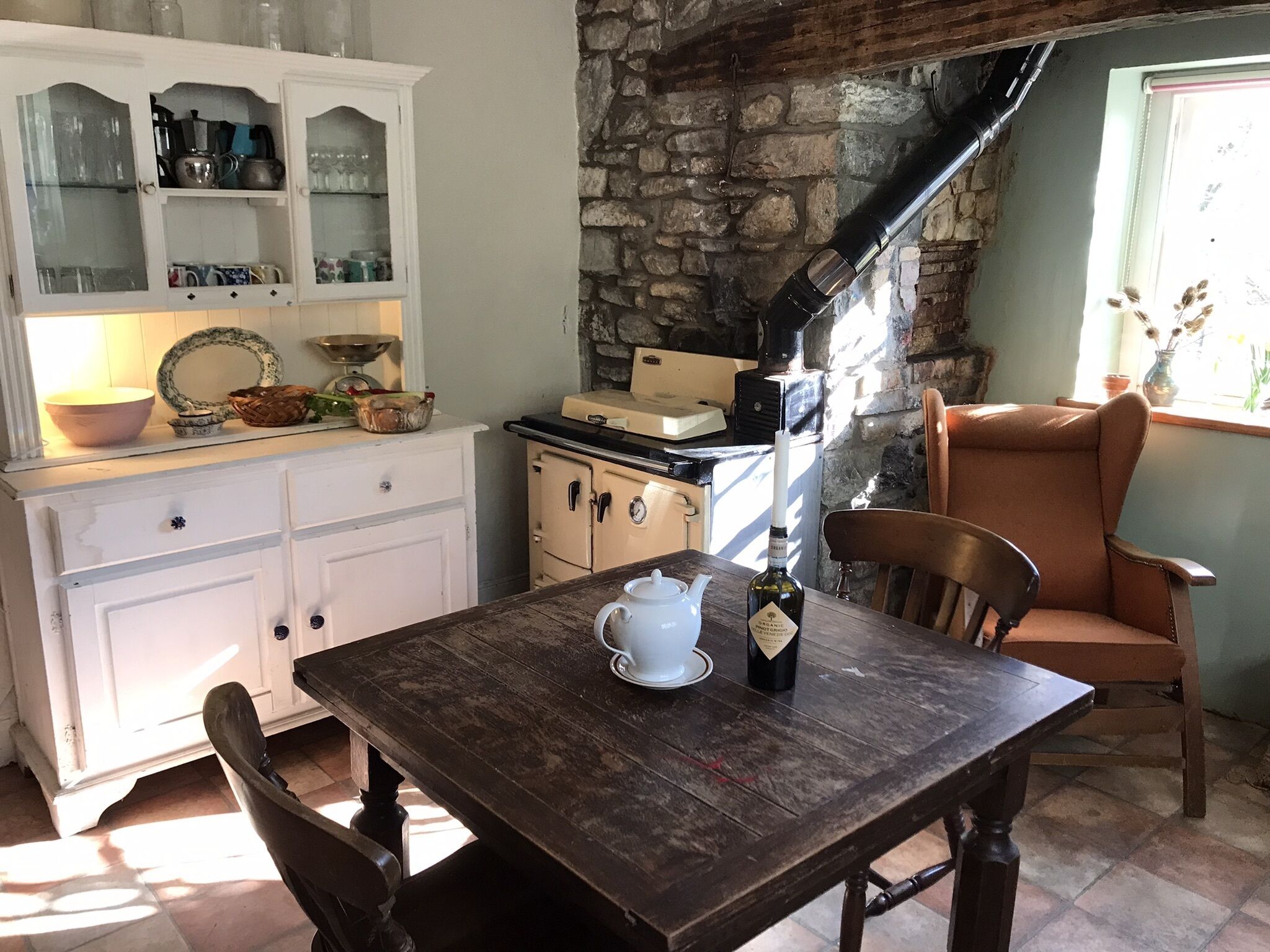 Four, plaque de cuisson, tables à manger