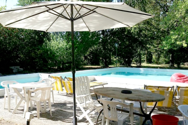 Außenpool (je nach Saison geöffnet), Liegestühle