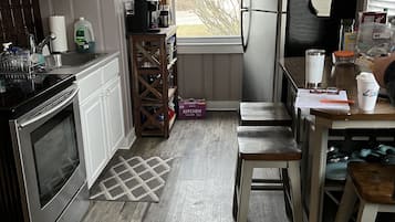 Fridge, microwave, dishwasher, cookware/dishes/utensils