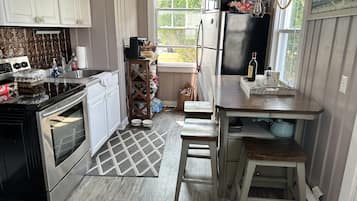 Fridge, microwave, dishwasher, cookware/dishes/utensils