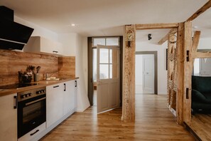 Fridge, oven, stovetop, dishwasher - Vacation apartment Denkmal (Löffingen)