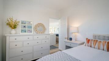 2 makuuhuonetta, työpöytä, ilmainen Wi-Fi, vuodevaatteet