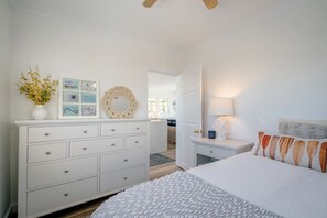 2 makuuhuonetta, työpöytä, ilmainen Wi-Fi, vuodevaatteet