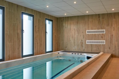 Indoor pool. Hôtel AKENA Chauray Niort