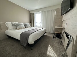 Soundproofing, free WiFi, bed sheets