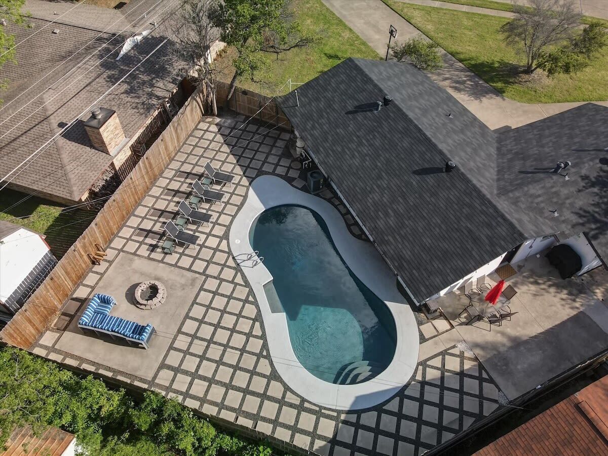 Grand Greenbrier | 4-BD/2-BA Backyard Oasis w Pool