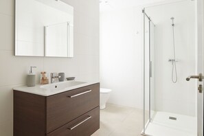 Shower, hair dryer, towels - Allure | The Rentals Collection (San Sebastián)