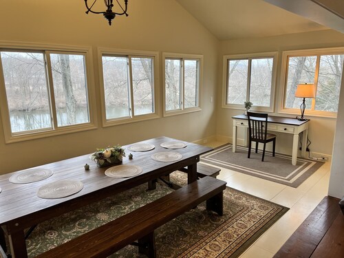 Enjoy a getaway on the scenic Housatonic River/Lake Lilinonah in New Milford, CT