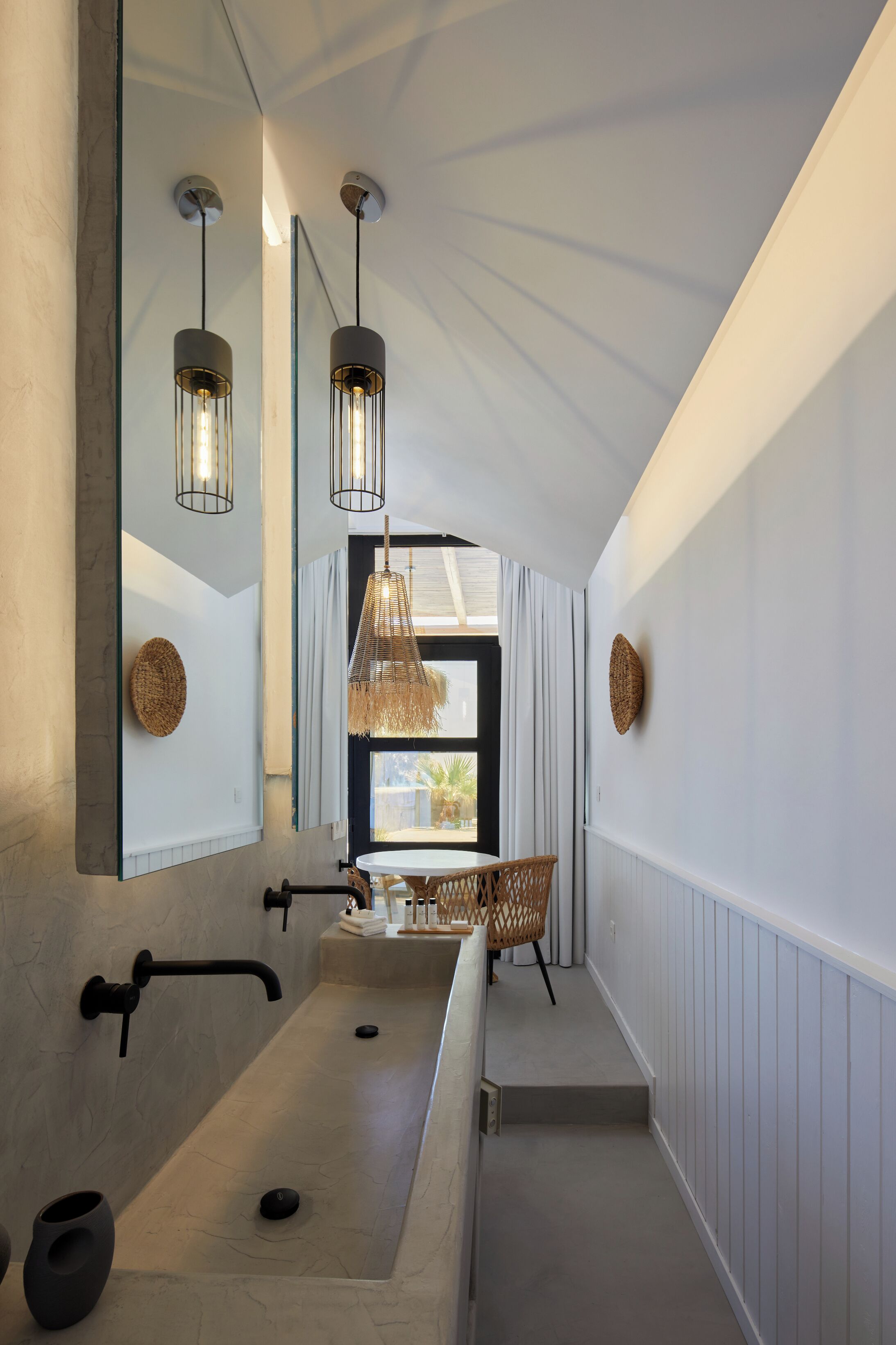 Suite clásica, alberca privada, vista al mar | Baño | Regadera, regadera tipo lluvia, amenidades de baño de diseñador 