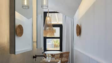 Suite clásica, alberca privada, vista al mar | Baño | Regadera, regadera tipo lluvia, amenidades de baño de diseñador