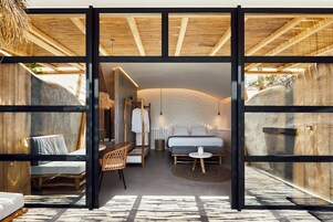 Suite clásica, piscina privada, vistas al mar | 1 dormitorio, ropa de cama de alta calidad, minibar y caja fuerte
