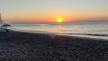 På stranden, sort sand