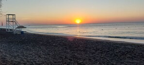 Am Strand, schwarzer Sandstrand
