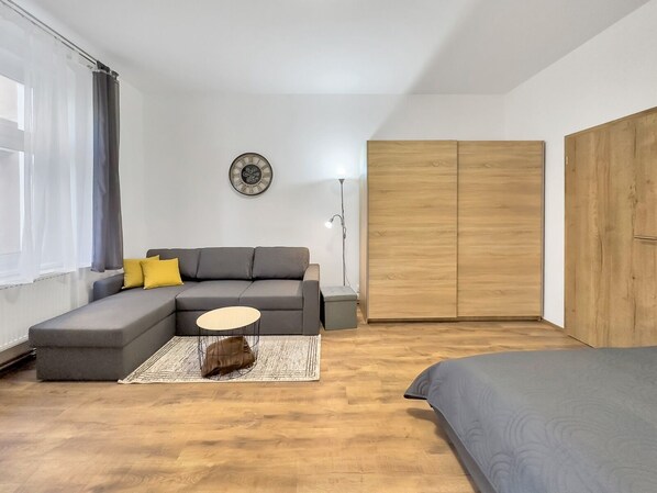 1 habitación, tabla de planchar con plancha, cuna de viaje y wifi 