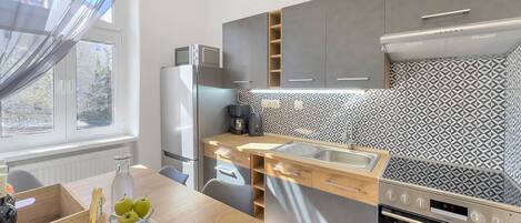 Réfrigérateur, four à micro-ondes, un four, surface de cuisson