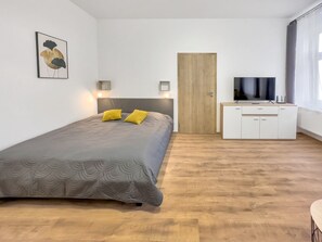 1 chambre, fer et planche à repasser, lit parapluie, Wi-Fi