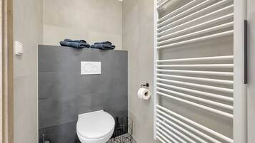 Douche, sèche-cheveux, serviettes fournies, savon