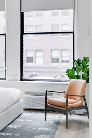 1 habitación, escritorio, tabla de planchar con plancha y cuna de viaje 