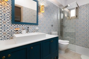 Shower, hair dryer, towels, toilet paper - Artoria Apartments -  Apartment 1 Ground Floor (Χαράκι)