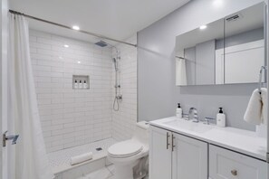 Bathtub, hair dryer, towels, shampoo - Sosuite | 1BR Loft w Park View, W/D, Gym, Lounge (Philadelphia)
