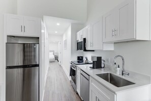 Refrigerador, microondas, horno, placa de cocina