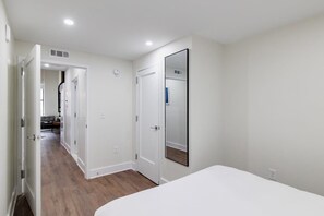 2 Schlafzimmer, Schreibtisch, Bügeleisen/Bügelbrett, Reisekinderbett