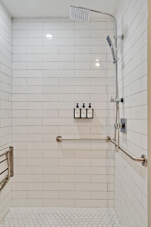 Regadera, secadora de cabello, toallas 