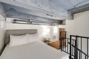 1 bedroom, desk, iron/ironing board, WiFi - Sosuite | 1BR Loft w Shared W/D, Gym, Lounge (Philadelphia)