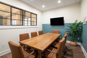 Dining - Sosuite | 1BR Loft w Shared W/D, Gym, Lounge (Philadelphia)