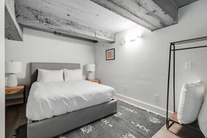 1 quarto, escrivaninha, ferros/tábuas de passar roupa, berço de viagem