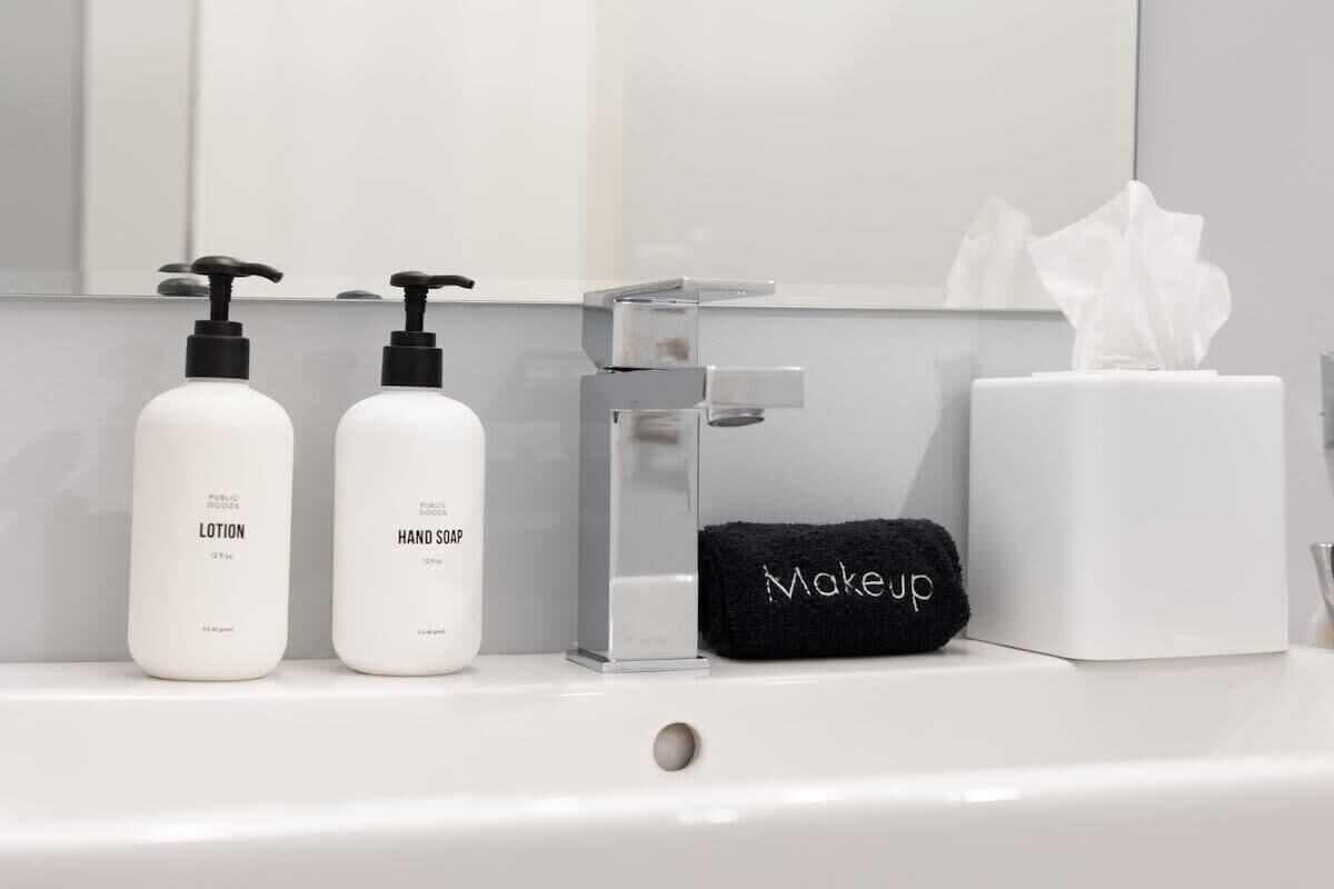 Een bad, een haardroger, handdoeken