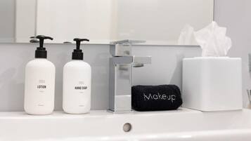 Een bad, een haardroger, handdoeken