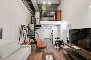 TV, offices - Sosuite | 1BR Loft w W/D, Gym, Lounge (Philadelphia)