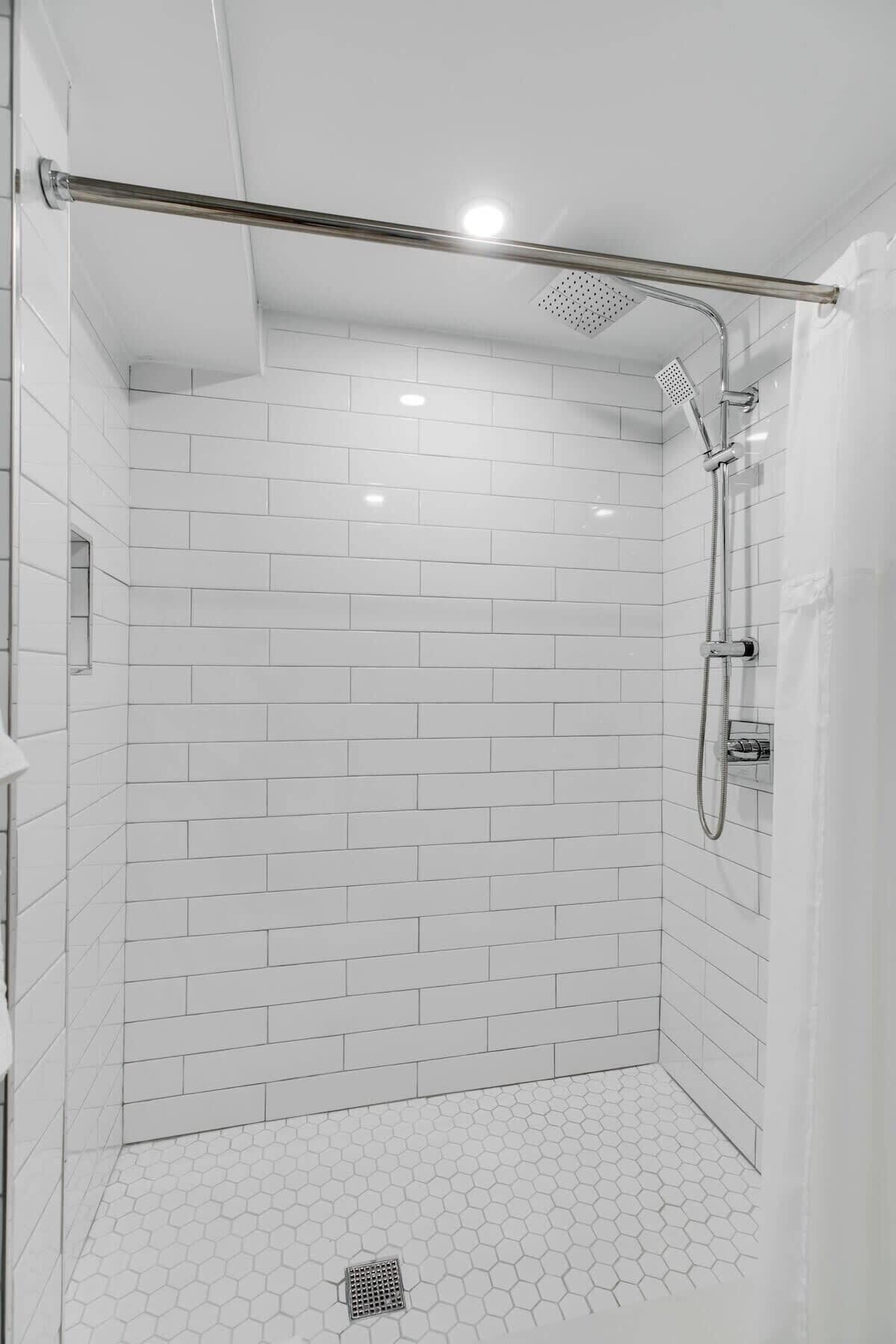 Baignoire, sèche-cheveux, serviettes fournies, shampoing