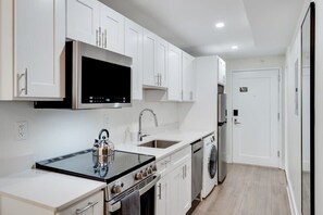 Fridge, microwave, oven, stovetop - Sosuite | 1BR Loft w Park View, W/D, Gym, Lounge (Philadelphia)