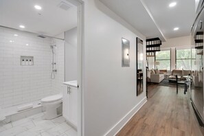 Bathtub, hair dryer, towels - Sosuite | 1BR Loft w Park View, W/D, Gym, Lounge (Philadelphia)