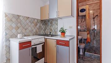 Căn hộ (One Bedroom Apartment with Balcony) | Bếp nhỏ riêng | Tủ lạnh