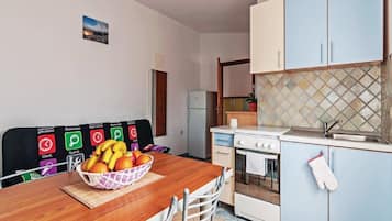 Căn hộ (Two Bedroom Apartment with Terrace an) | Bếp nhỏ riêng | Tủ lạnh